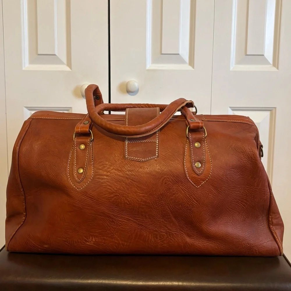MUST SEE! 11”Hx22”Wx11”D Vintage, X-Large Leather Duffel Bag in Rich Brown